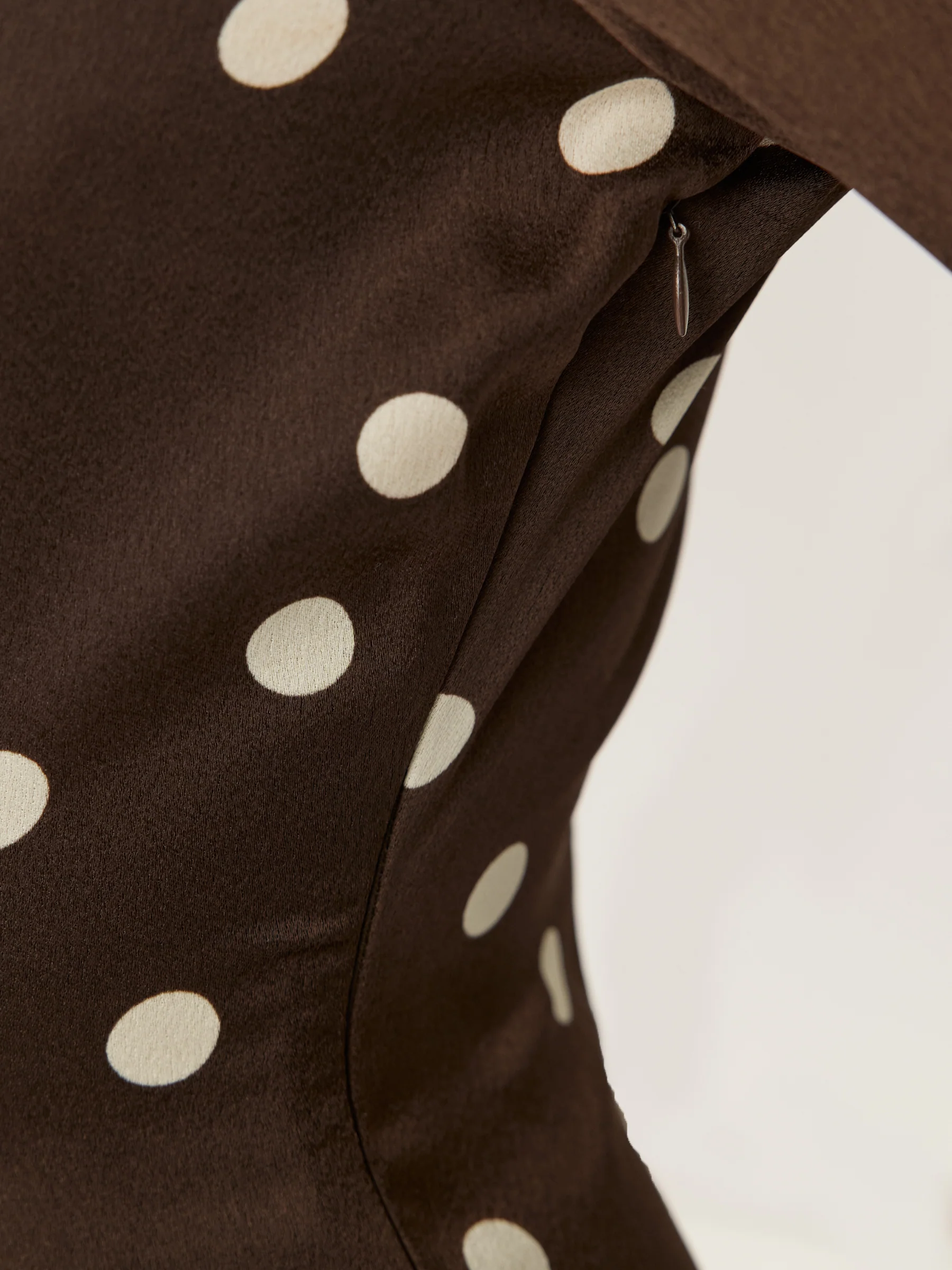 Vestido largo de satén con abertura