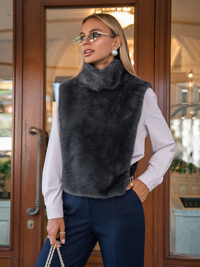 Solid-color high-neck wool vest