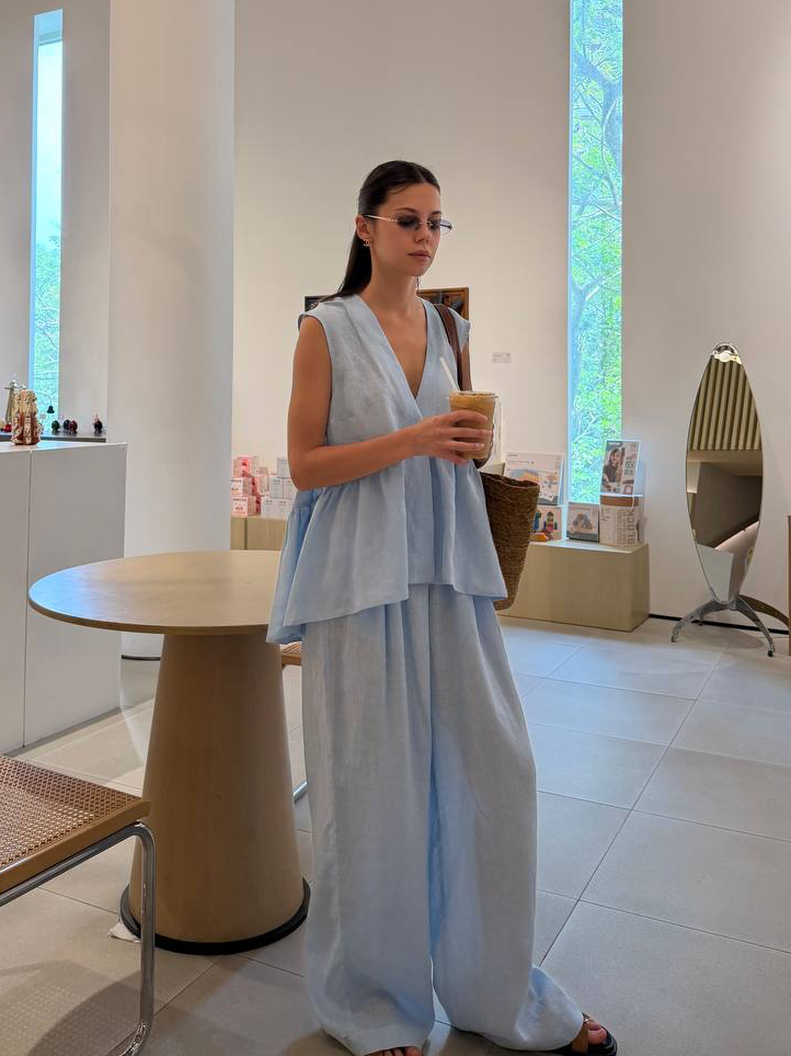 Conjunto de falda de manga corta con volantes y cuello en V