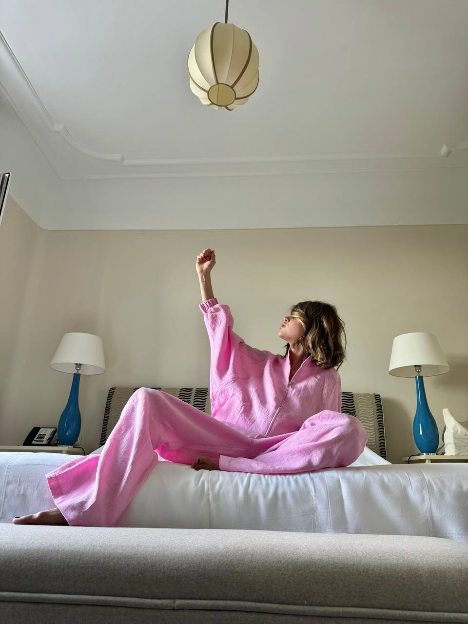 Conjunto de dos piezas de lino con mangas abullonadas y volantes