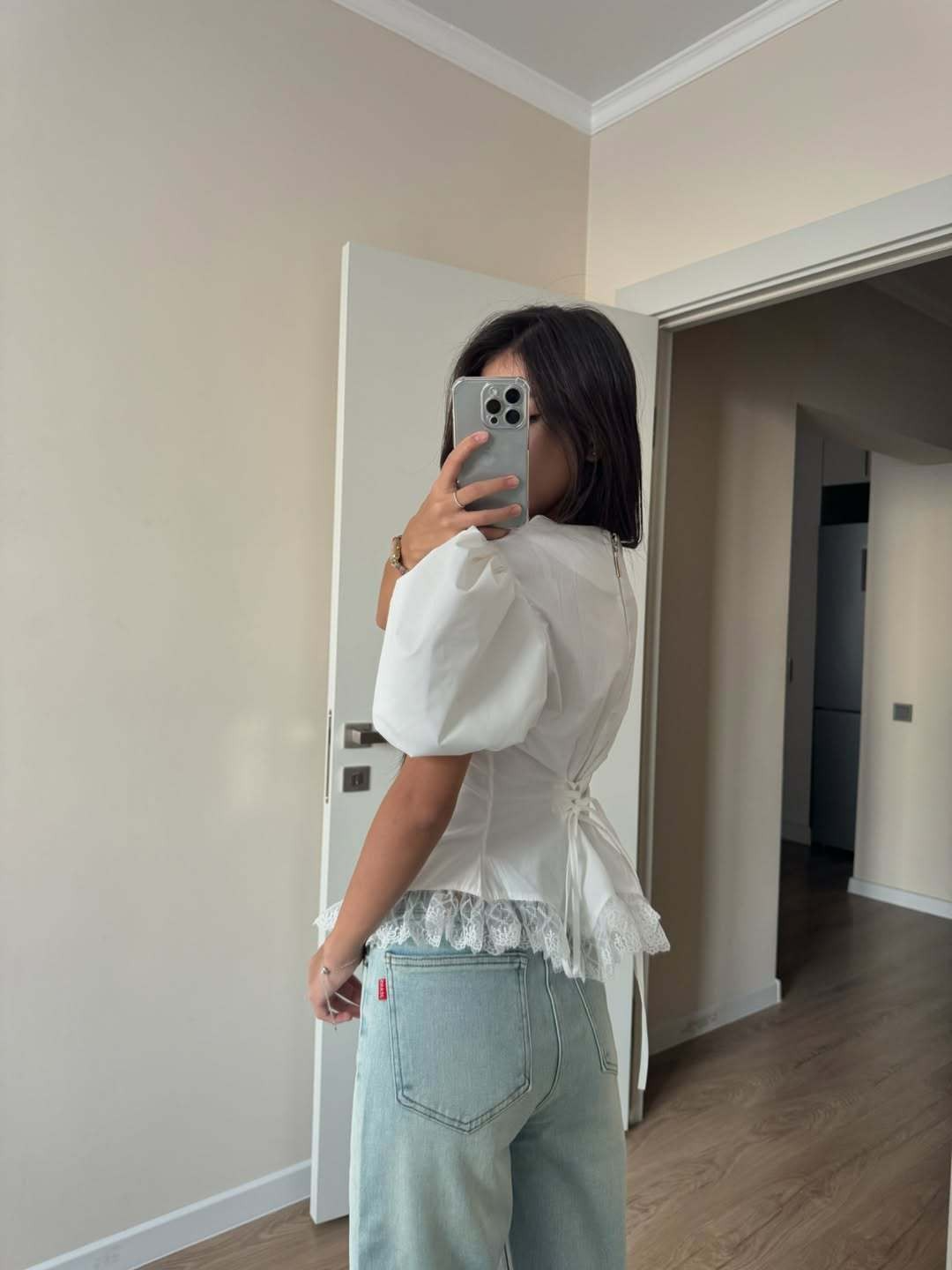 Lace-paneled fitted puff top