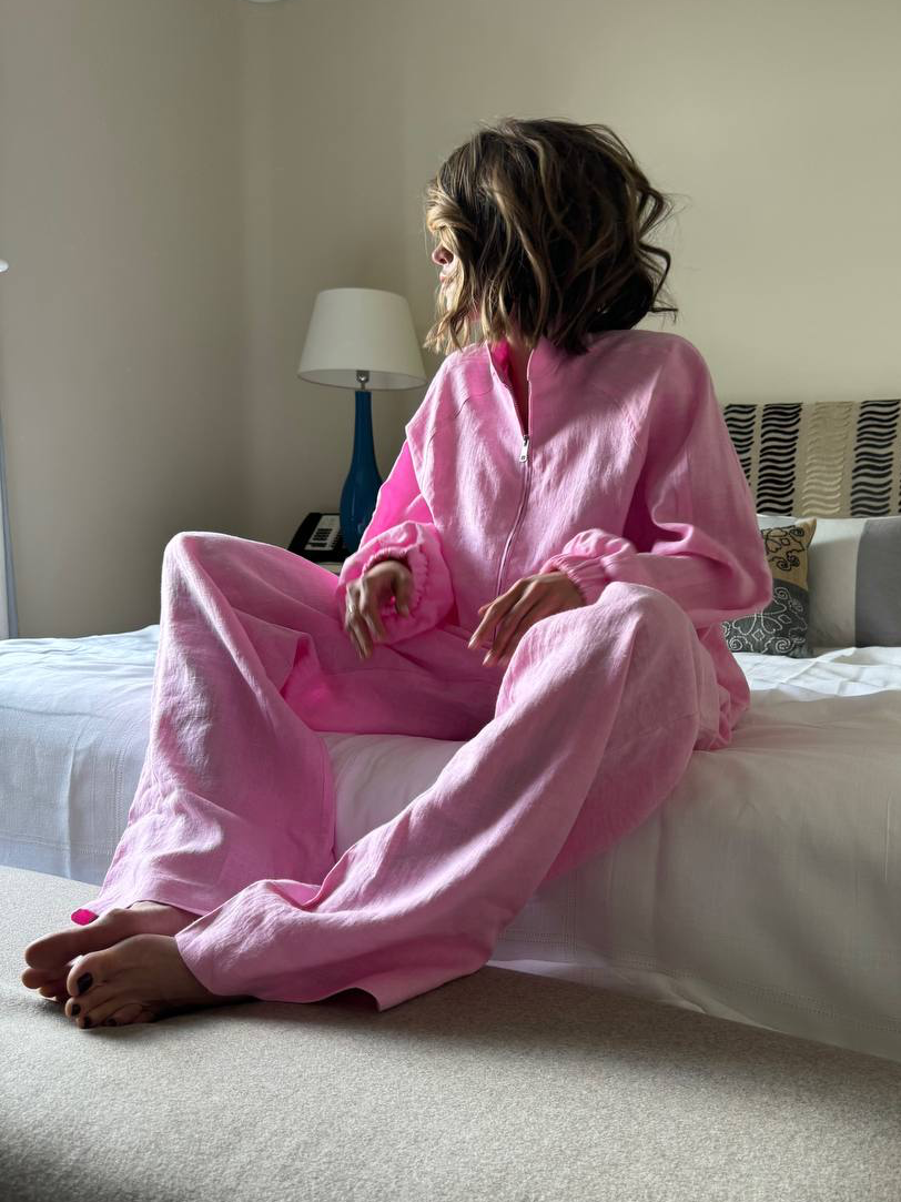 Conjunto de dos piezas de lino con mangas abullonadas y volantes