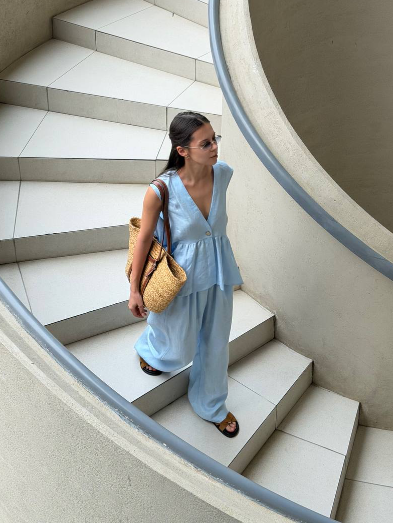 Conjunto de falda de manga corta con volantes y cuello en V