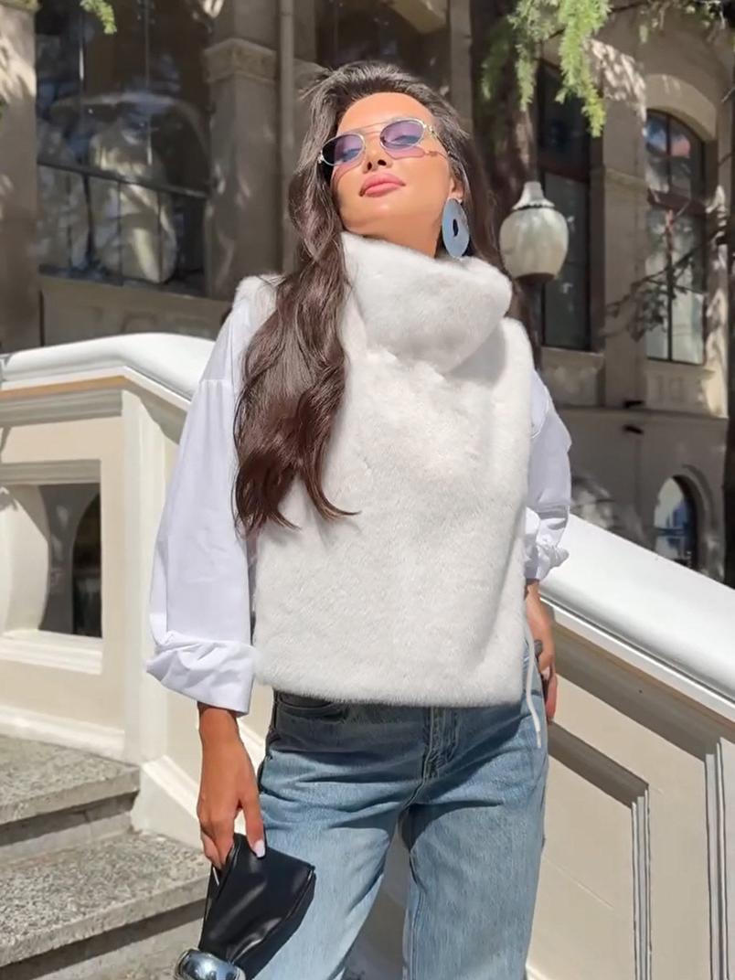 Solid-color high-neck wool vest