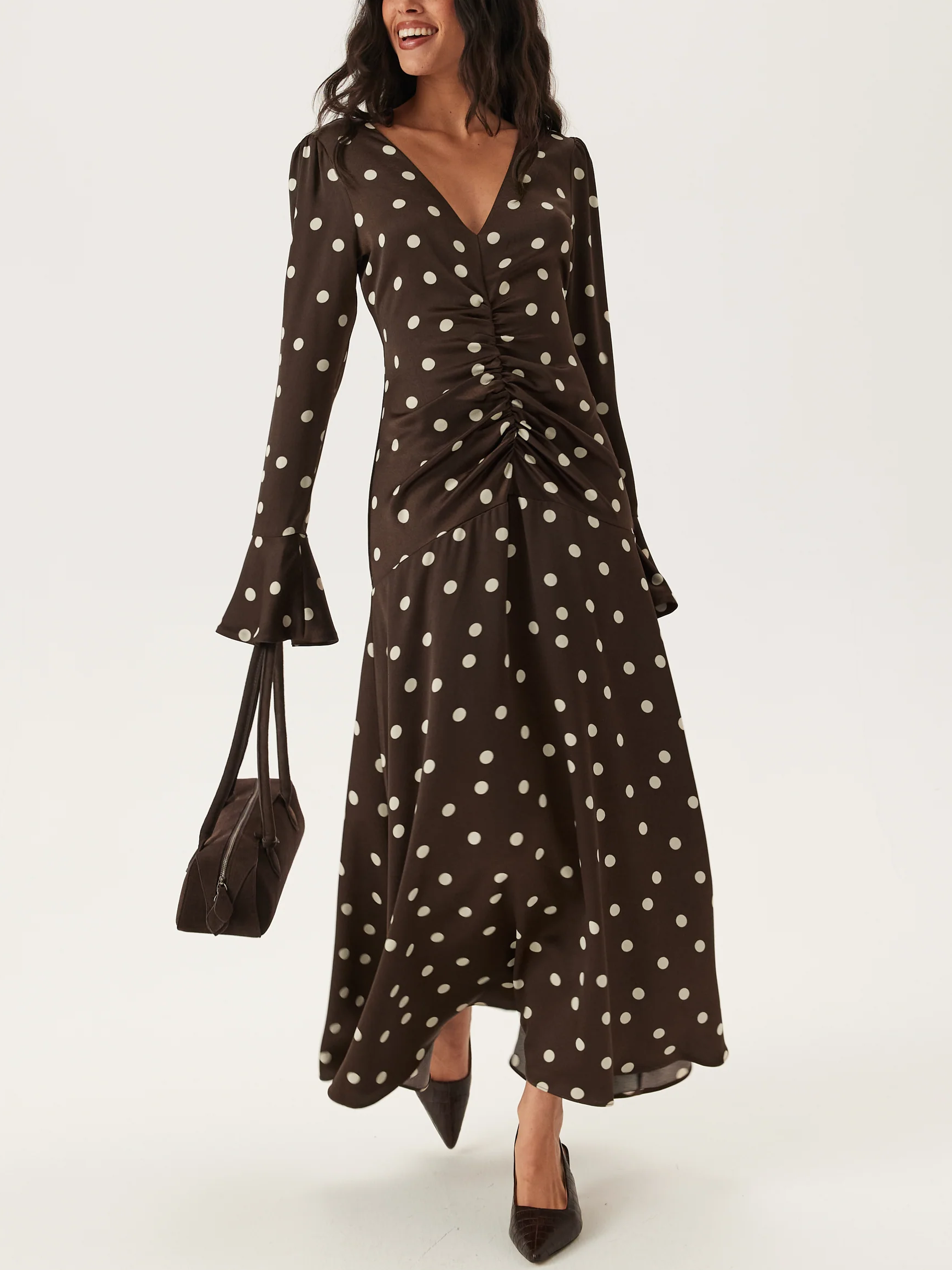 Vestido largo de satén con abertura