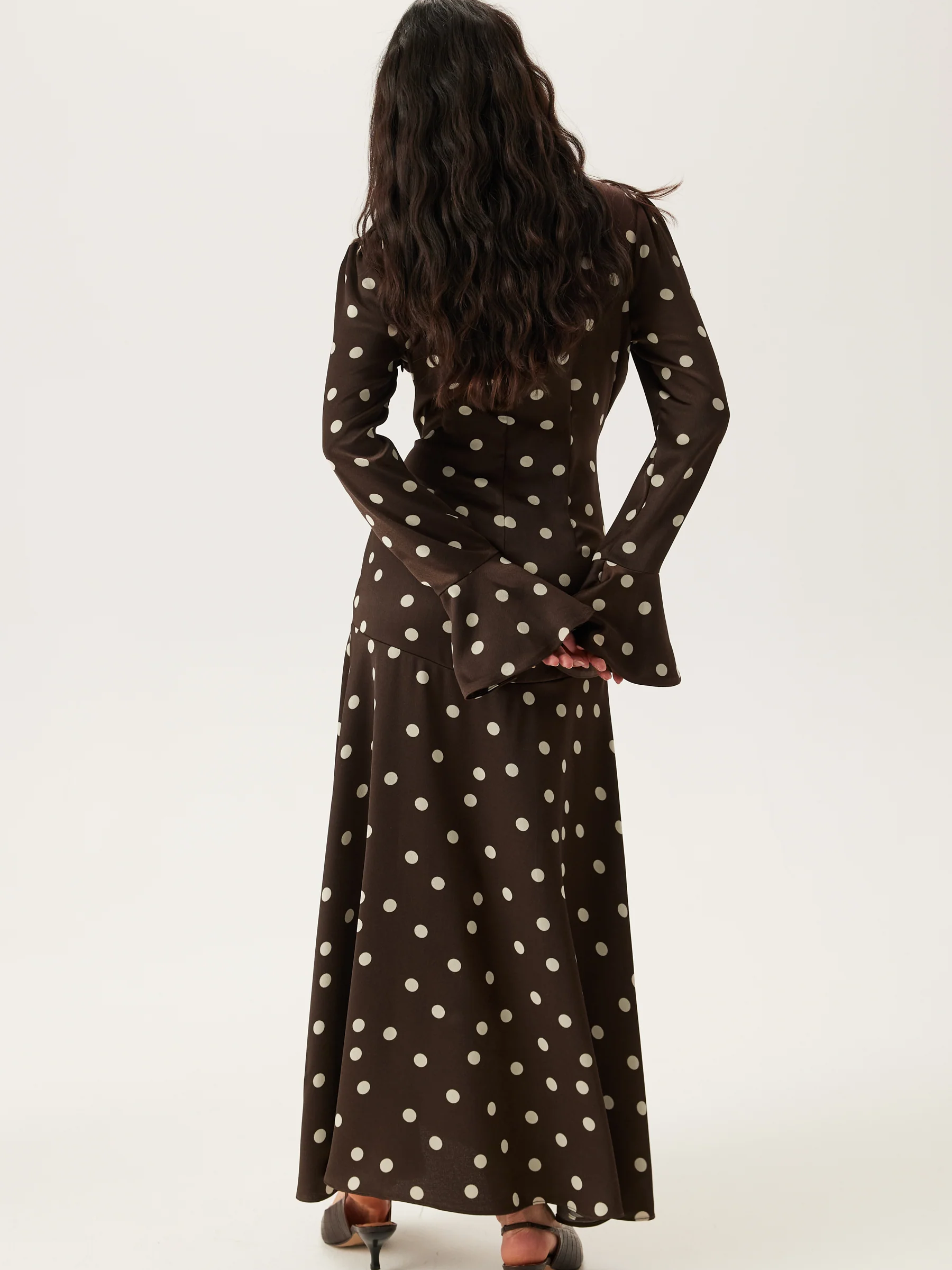 Vestido largo de satén con abertura