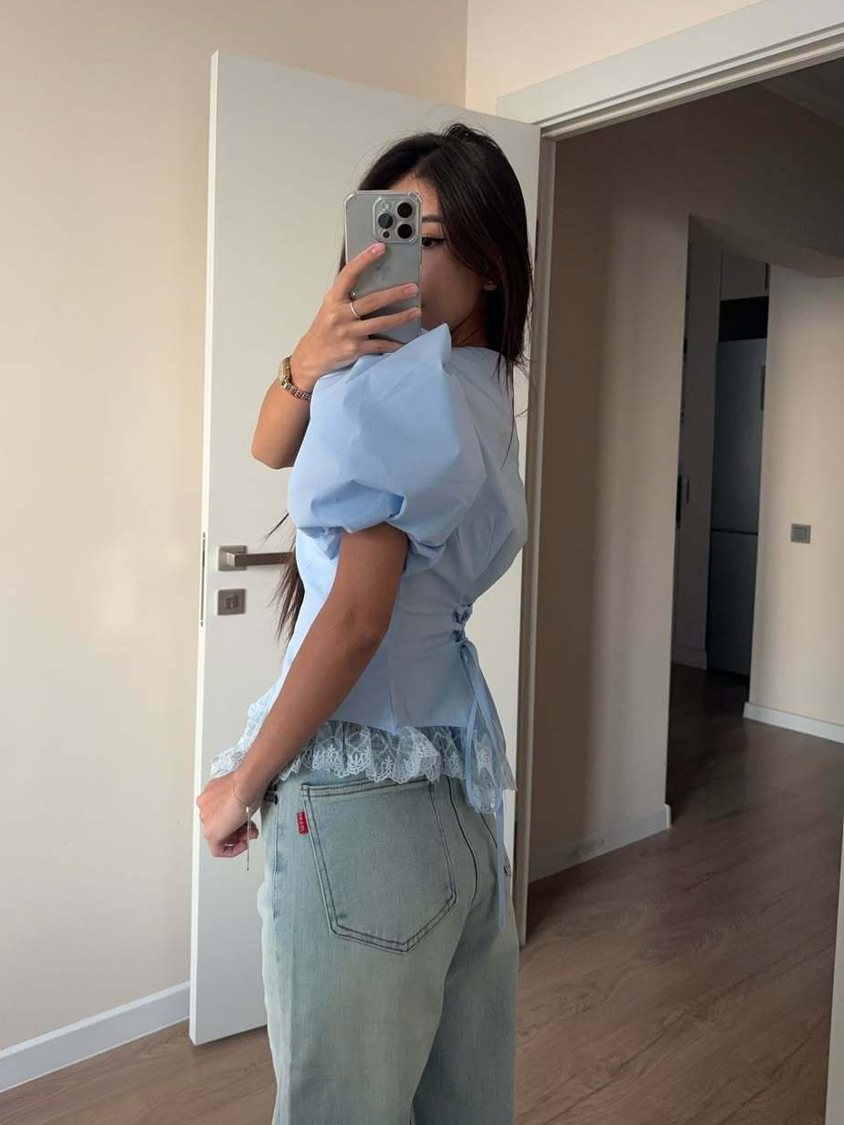 Lace-paneled fitted puff top