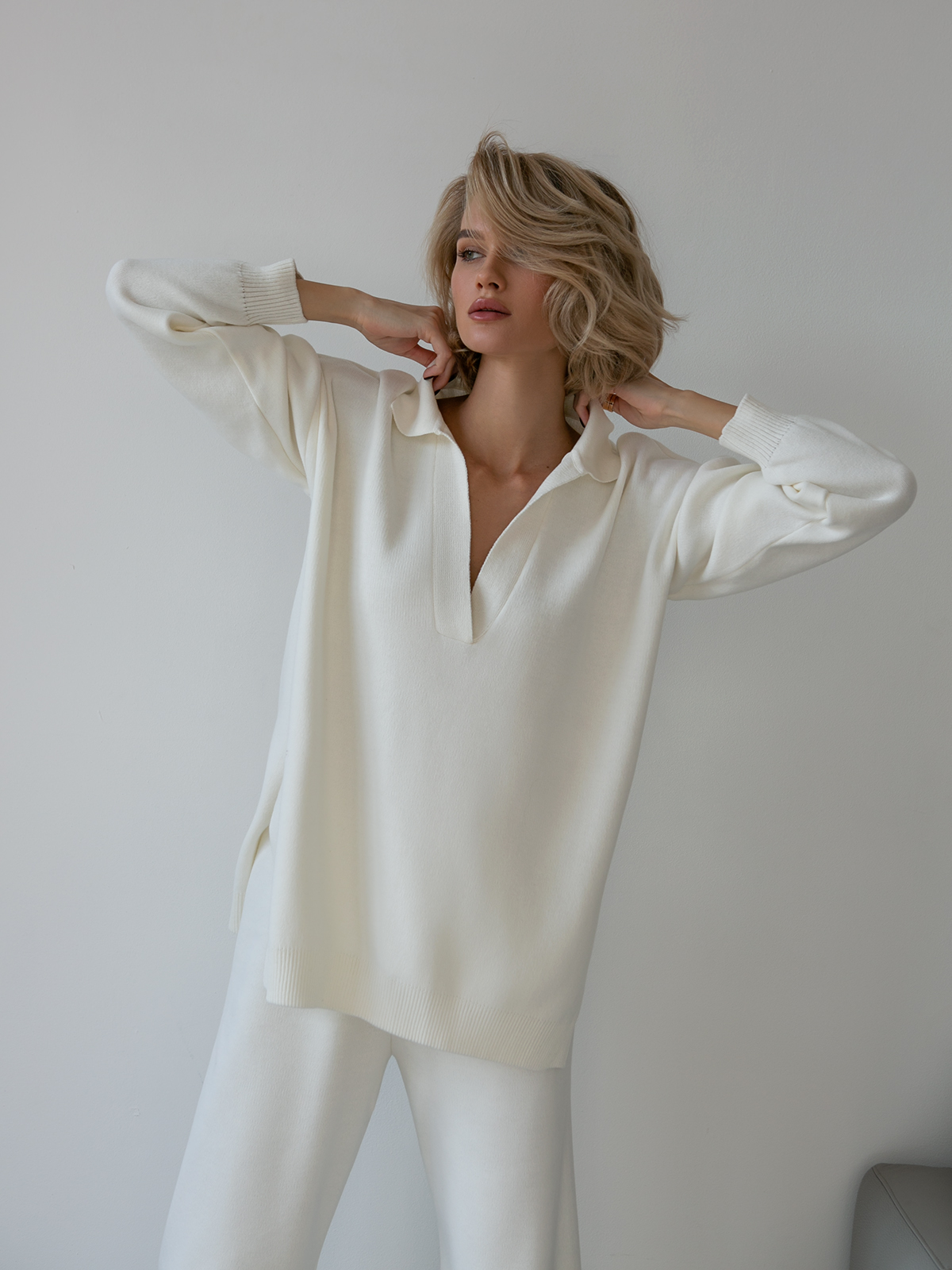 V-neck solid color knit set