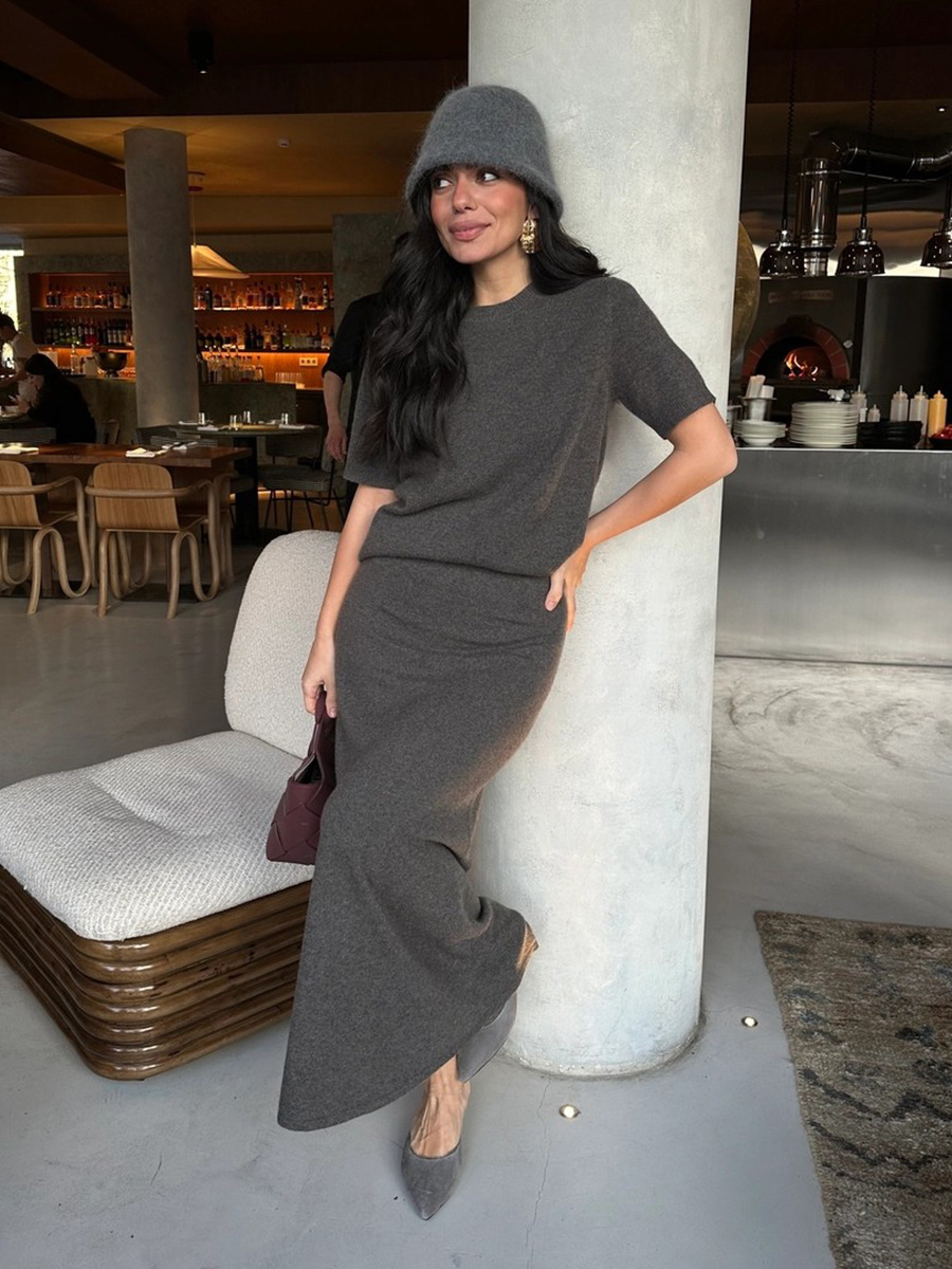 Minimalist knitted short-sleeved skirt set