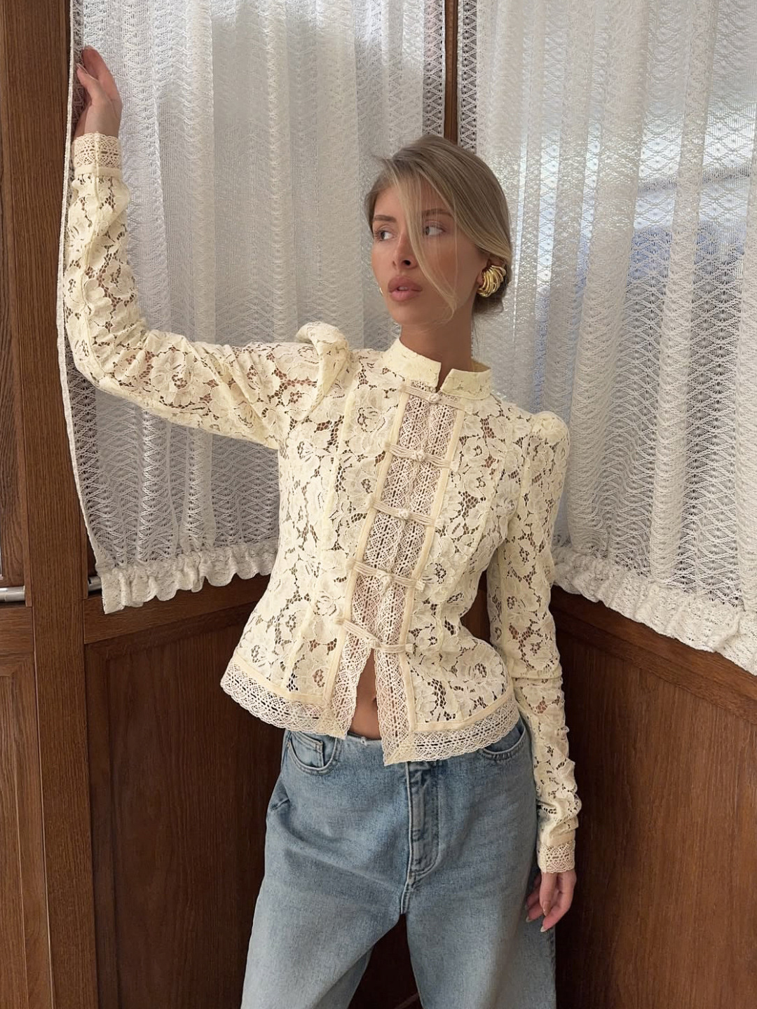 Lace-trimmed fitted blouse