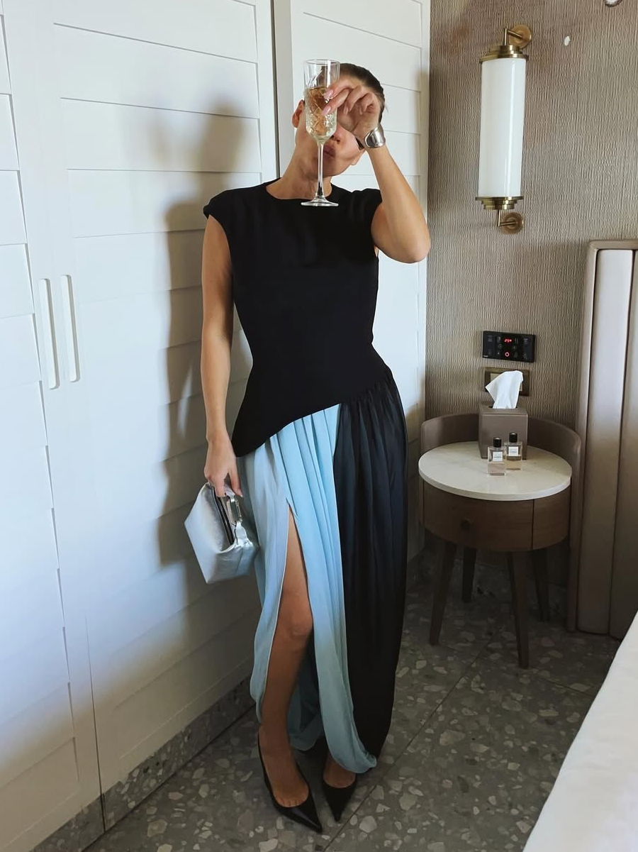 Vestido largo de satén con abertura 