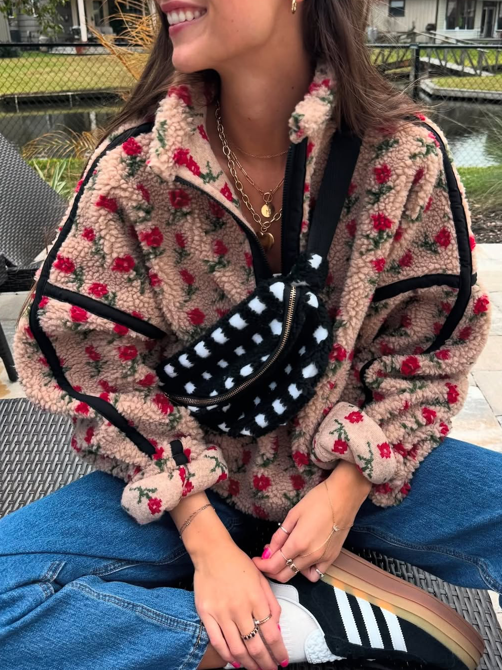 Solid-color high-neck wool vest