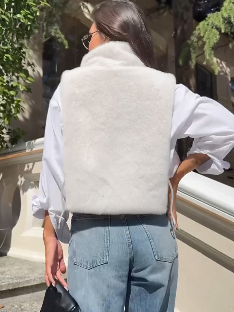 Solid-color high-neck wool vest