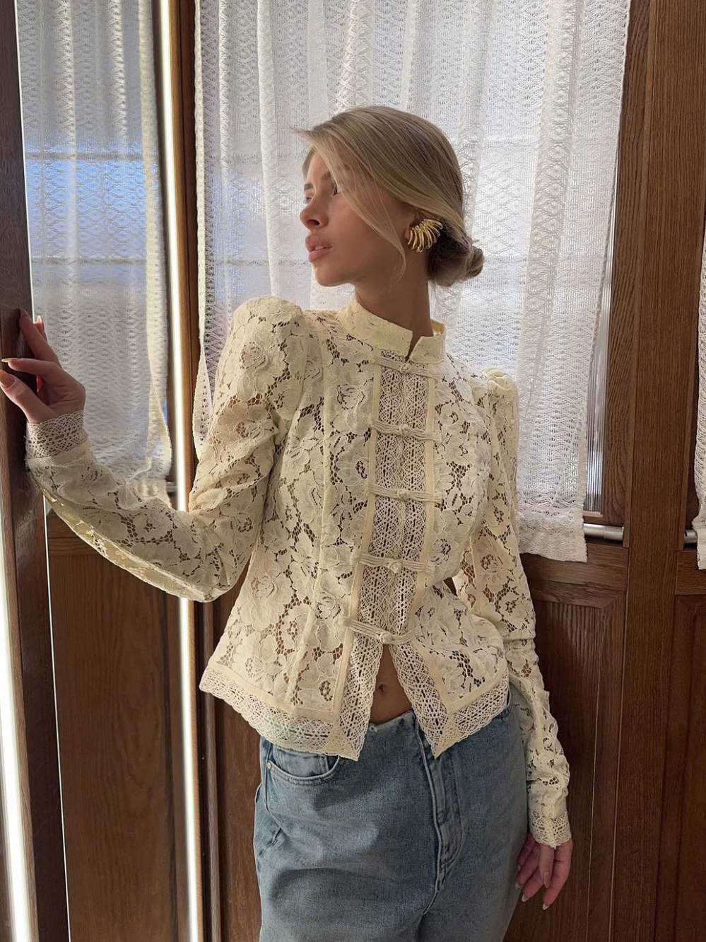 Lace-trimmed fitted blouse