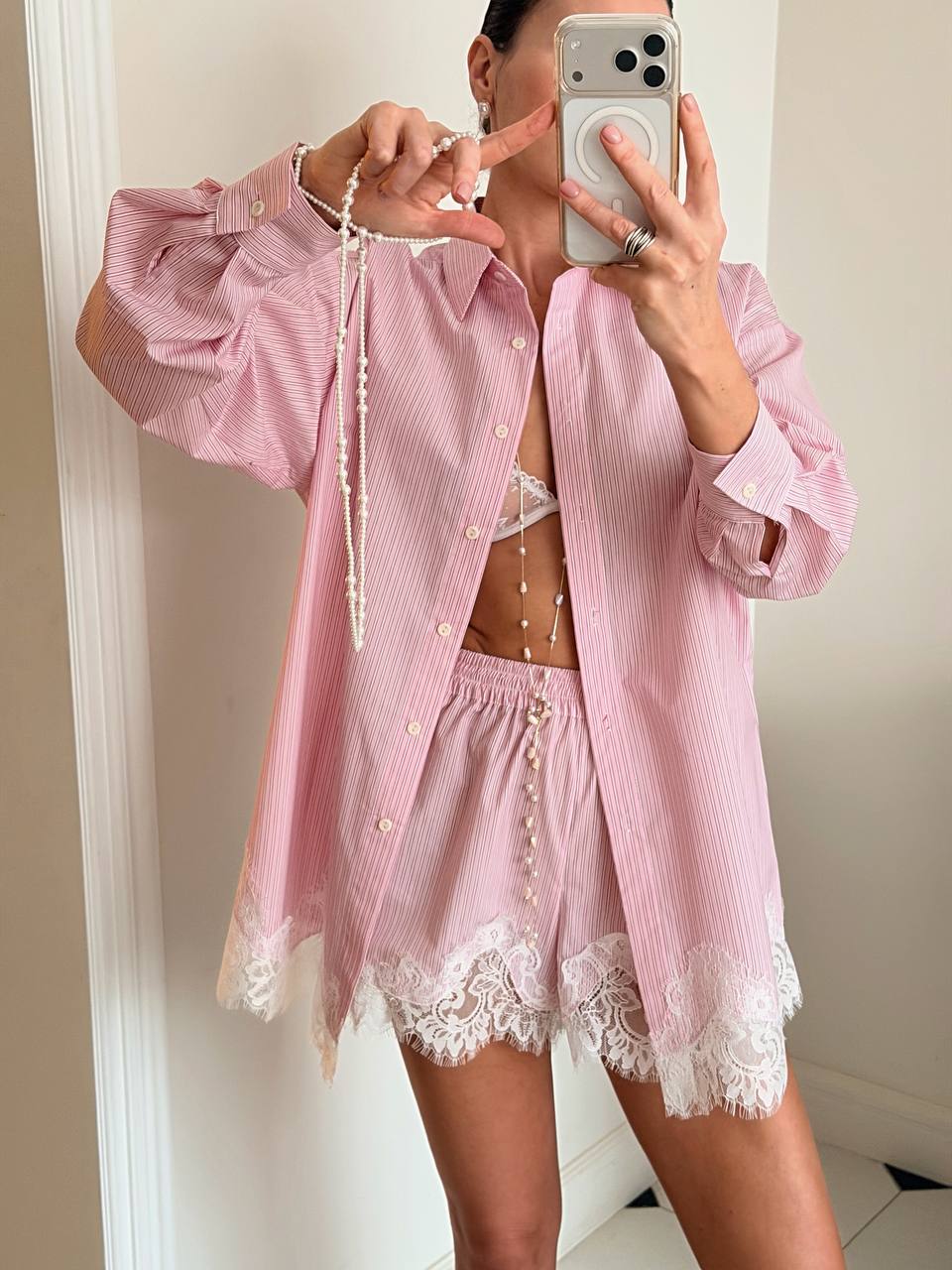 Conjunto de dos piezas de lino con mangas abullonadas y volantes 