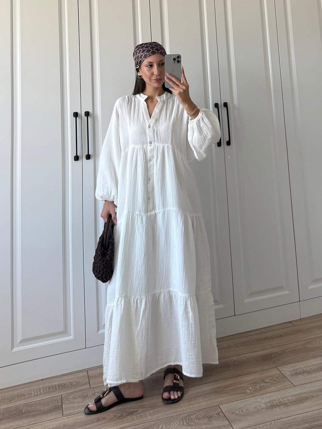Round-neck single-button dress