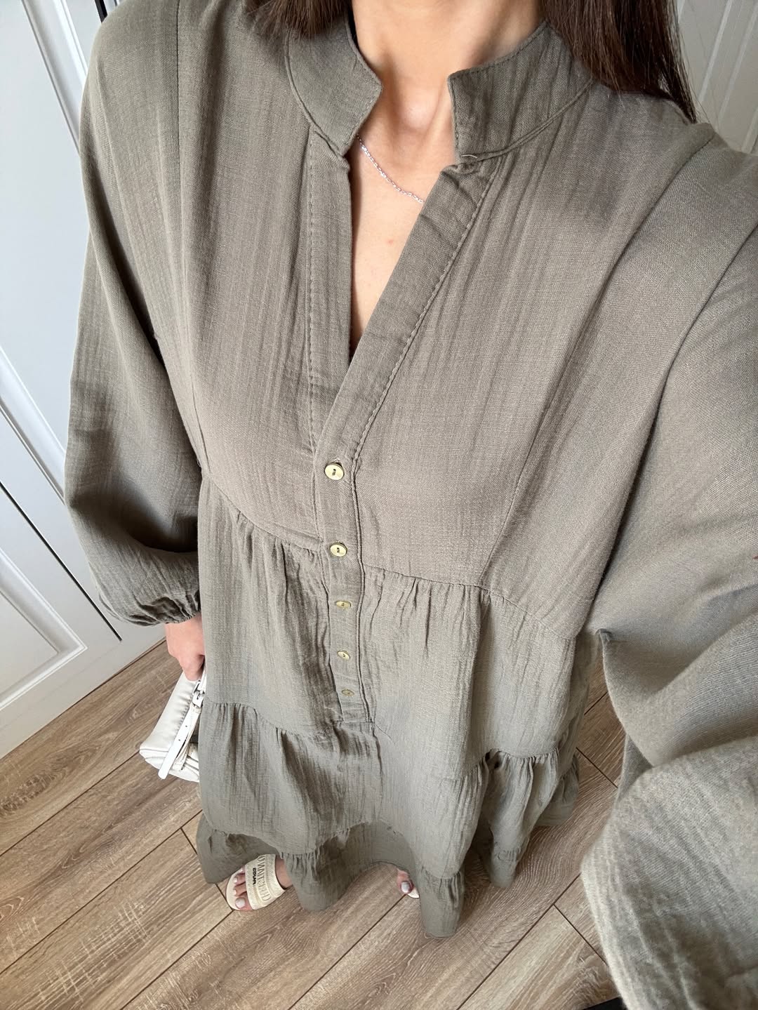 Round-neck single-button dress