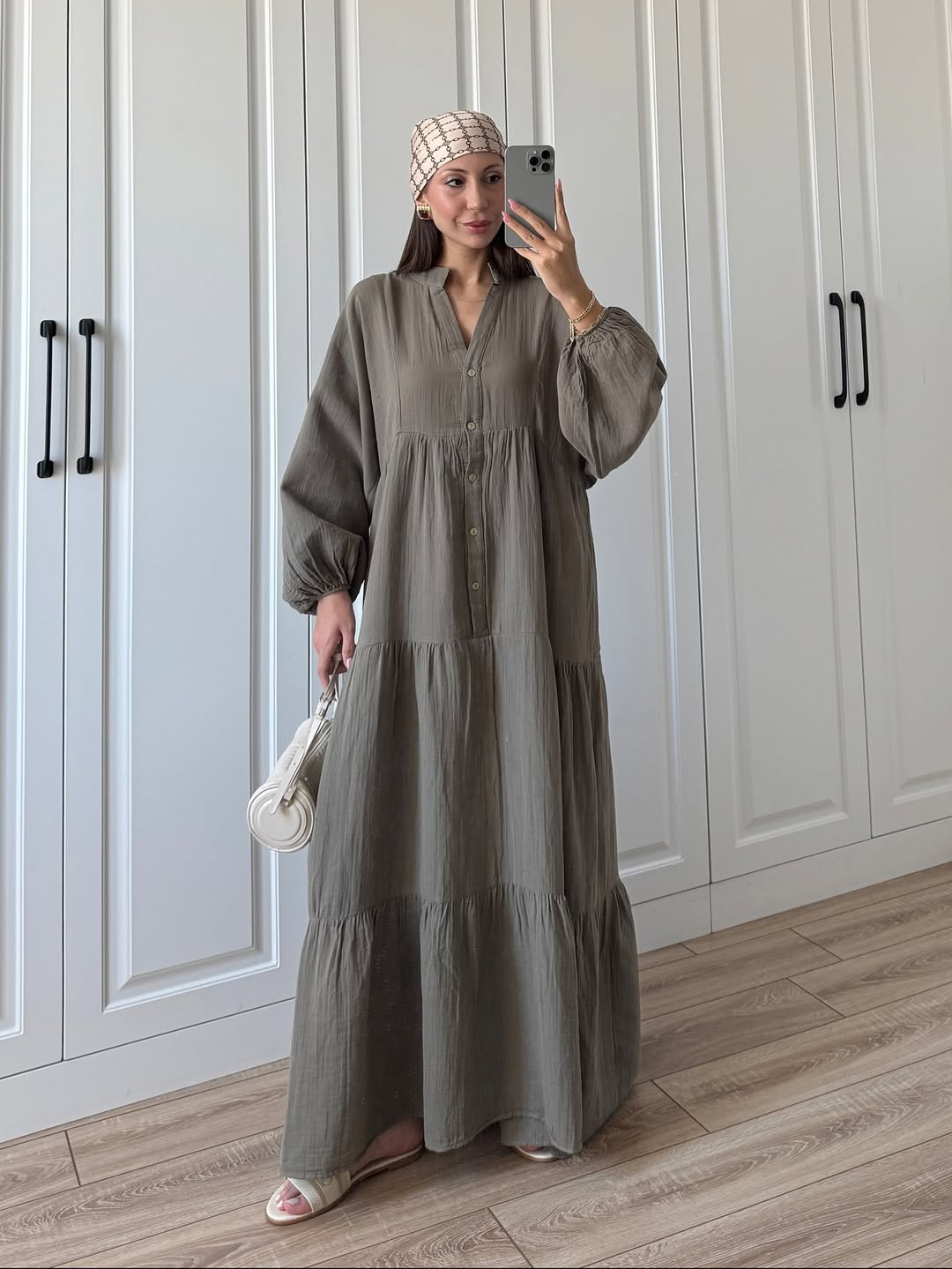 Round-neck single-button dress