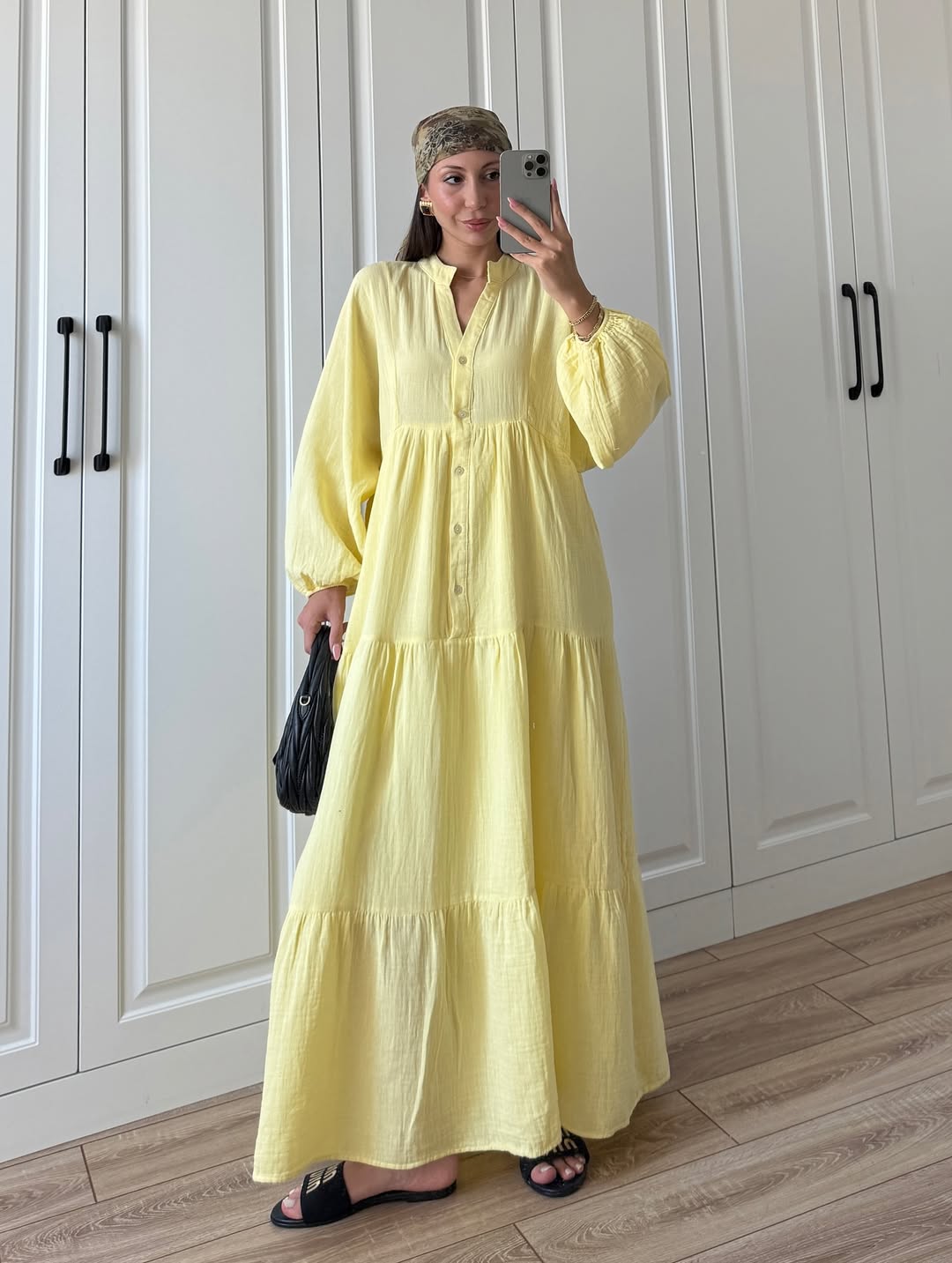 Round-neck single-button dress
